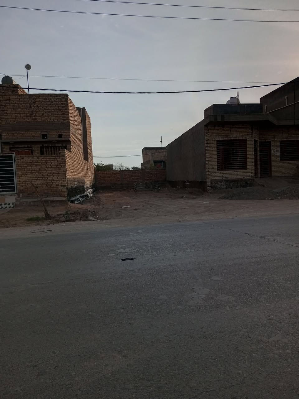 سلام عليكم قطعت ارض للبيع طابو صرف عل حولي مباشر مساحه 150متر قريبه عل السوك قريبه عل مدرسه ***********
