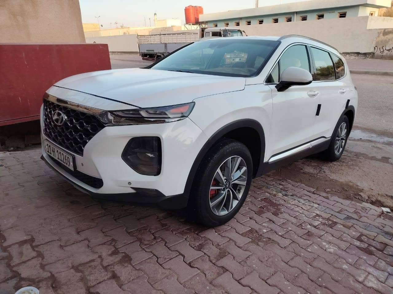 السلام عليكم
سورنتوا 2019 وارد امريكي شكل ال2020 فول مواصفات عدا البانوراما 
مكفولة من الصبغ والفتح والتبديل 
اربع سلندر مكينه 2500 مكفولة وكير مكفول
بصمة تشغيل بصمة ابواب 
7 راكب 
3 قطع تبريد 
كامرات خلفيه رادارت جانبيه
حساس امامي خلفي 
شاشة جبيره كاربلاي 
فول تحكم ستيرن 
3 انظمة قيادة 
سايد بريك بصمة 
جنطة كهرباء 
كشنات جلد وكهرباء السايق والبصفة 
لايت زنون 6 عدسات لد امامي خلفي 
ويل كروم 
رقم بغداد الانكليزي الجديد تحويل ثاني يوم 
مكاني البصره
***********
السعر 180$ بيه مجال
