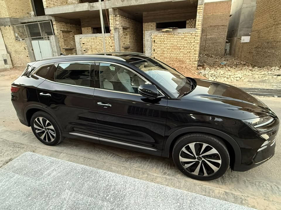 السلام عليكم BYD SONG PLUS 2025 اعلى فئه وارد خليجي لون اسود رقم اربيل باسمي تحويل ثاني يوم هزه جديده ماشيه (23000)كم قابل للزيادة داخل لونين أوف وايت واسود وتطريز برتقالي 4WDسياره كفاله عامه ما عدا الصندوق الخلفي بي ضربه ما مصلحه على وضعه 
اخوان وارد خليجي وليس صيني وارد خليجي من الوكاله وأعلى مواصفات وبعدها بالضمان مال الوكالة 
سعر (39) مليون وبيه مجال 
مكان سياره بغداد زيونه رقم تواصل (***********)
