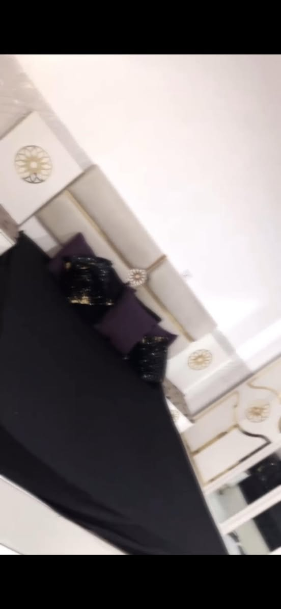 عندي غرفه نوم 5 قطع 
العيب البيها بس كنتور الباب مالته نكسرت وموجوده الباب
