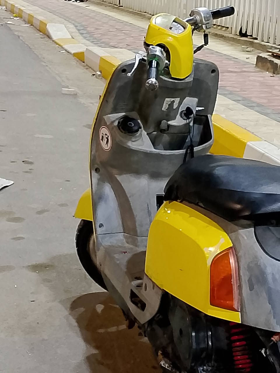 السلام عليكم...  دراجة بوليس نضيفة مفتوحة بوشة 55 شغال سلف هندر هورن بكلايت كلة شغال ونضيف مكاني ناصرية الشموخ السعر (500)وبيهة مجال ***********
