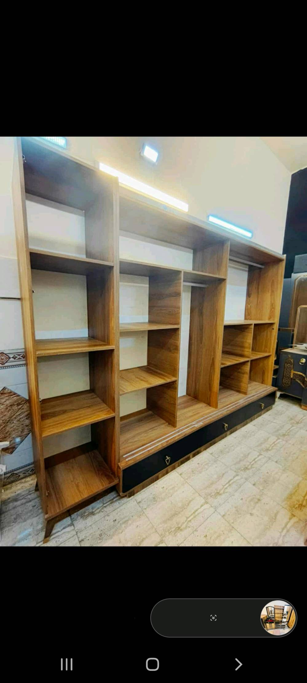 غرفة نوم جديدة ومميزة للبيع، مصنوعة من الخشب الفاخر مع تصميم أنيق يتكون من سرير، خزانة ملابس، ومجموعة شزنات مع مرآة.

تتميز الخزانة بتصميم حديث مع مساحة وافرة لتخزين الملابس والأغراض الشخصية. السرير مريح ومصمم ليناسب مختلف الديكورات. 

الخشب متين وعالي الجودة، ويوفر مظهرًا عصريًا وأنيقًا للغرفة. فرصة رائعة لمن يبحث عن جودة وشكل جميل في نفس الوقت.