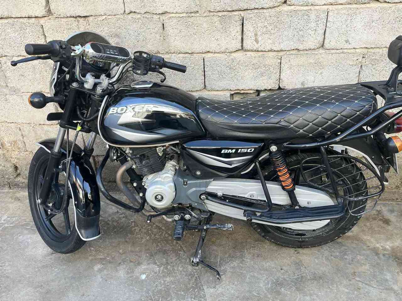 السلام عليكم بوكسر للبيع موديل ٢١ دراجة كلش نظيفة محرك ممفتوح دراجة بعده وكالة ومرقمة و سنوية باسمي سعر ١٨٠٠ وبيه مجال بل خدمة رقم الهاتف ***********
