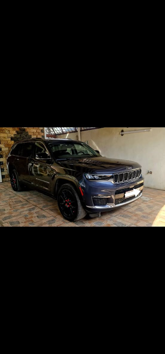 جيب  كراند شيروكي 2022 لمتد L .وارد امريكي
الشكل الجديد 7  راكب

المحرك : V6.  3.6L 
العداد :  45 ميل
اللون : رصاصي رمادي
الرقم : اربيل 22 دولي 

مكان السيارة:بغداد
المواصفات :
* دفع رباعي 4x4 . 
* رادار امامي مع مانع تصادم . 
* تحذير الخروج عن المسار . 
* تحذير النقطة عمياء  .
* ويل قياس 20 انج .
* سقف بانوراما . 
* مع شاشه بمواصفات عاليه
* شاشه كبيرة 10.1 انج . 
* نظام الخرائط (GPS) .
* كاميرا داخلية محيطيه  360 درجه  . 
* كاميرا خلفية . 
* المصابيح الأمامية زنون .
* كشافات الضباب زنون .     
* تشغيل عن بعد .
* صندوق كهربائي .
*شفتات بالستيرن.
*الگير ماوس مع وضعيات قياده متعدده.
* مقصورة الركاب من الجلد الفاخر .
*تطعيم الدشبول والابواب صاج ملكي.
* حفظ وضعيات الجلوس (ميموري) . 
* المقاعد الأمامية كهربائية .
* المقاعد الأمامية تبريد وتدفئة .
* المقاعد الخلفية تدفئة .
*سايد بريك بصمه.
*فول تحكمات ستيرن امامي خلفي.
*عشره  ايرباك بالدشبول ولتكم ولكراسي
* سستم صوت Alpine . 
* انارة داخلية LED . 
* حساسات خلفية . 
* 7 راكب .
* مكيف خلفي مع وحدة تحكم منفصلة . 
* تدفئة ستيرن . 
************
