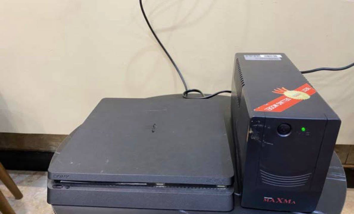 بلي 4 سلم ياباني  جهاز استعمال قليل فول نظافة ذاكرة 500كيكابايت 
مع غراضة كاملة اذا وياه لUBS قفلة 300
الهاتف/ ***********
