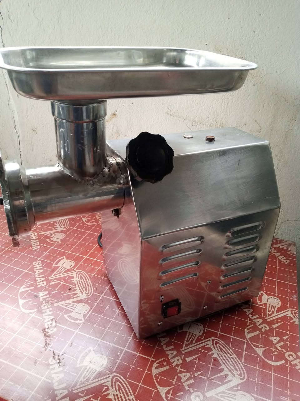 السلام عليكم اغراض مطعم للبيع خلاط حمص 15 لتر 350 الف قطاعة خضار مع قرصين 325 الف مثرامه حجم 22 بسعر 225 الف براد منضدي 250 الف قشارة بطاطه 10 كيلو 500 الف بغداد ***********
