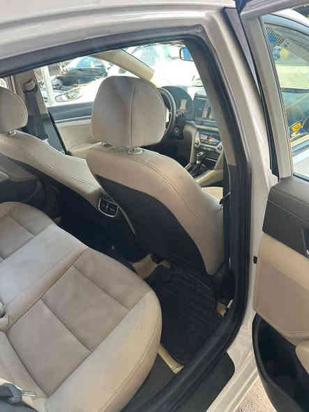 السلام عليكم
مكلف بالنشر 
الالنترا ٢٠١٧ خليجي محرك ٢٠٠٠ بيها نص باب ونص جاملغ صبغ التفاصيل موضحة بالفيديو السعر ١٣٤$ مكان السيارة بغداد العامرية 
للاستفسار ***********
