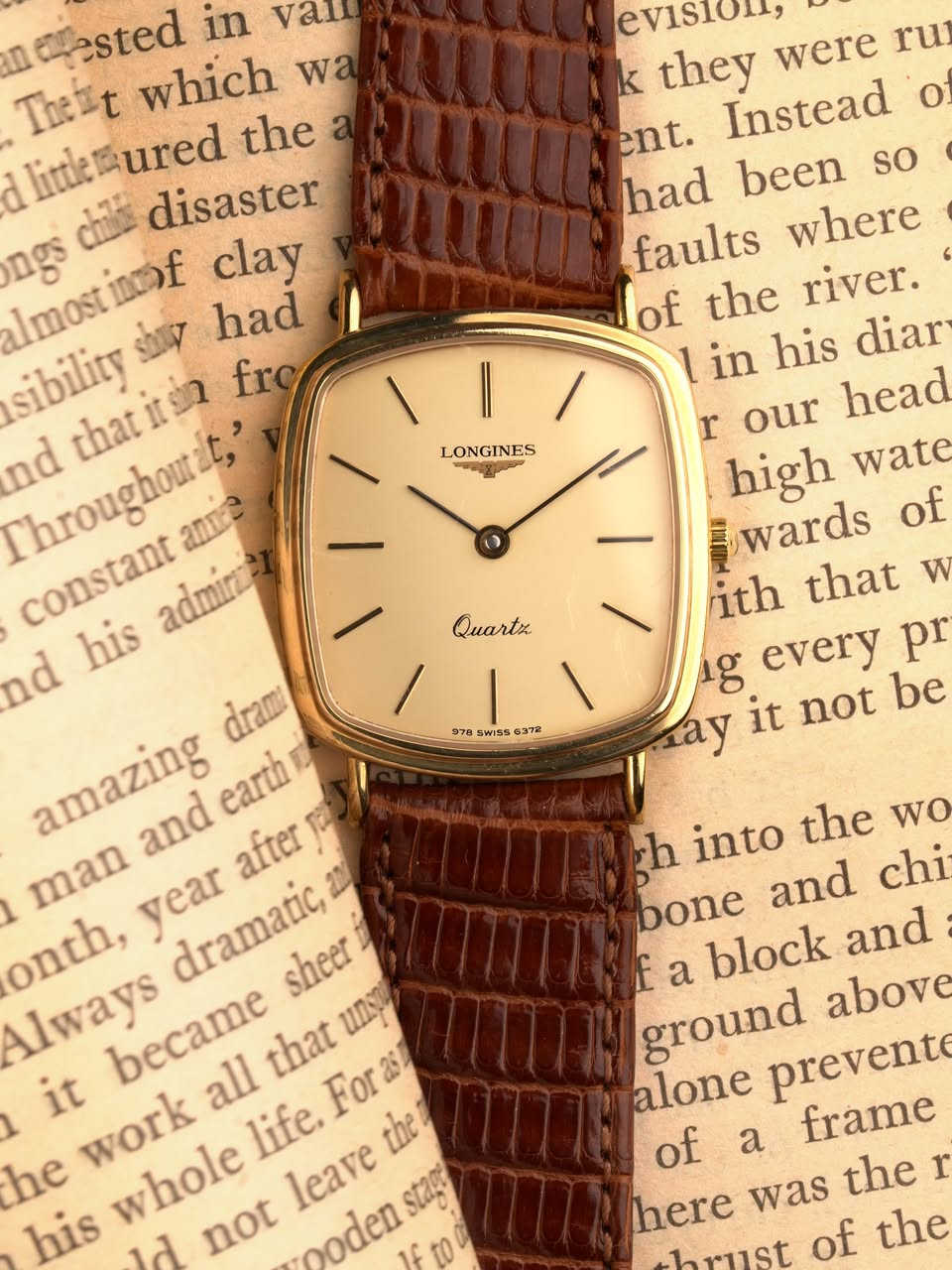 Longines Quartz Ultra Slim Unisex 80s 🇨🇭

ساعة كلاسيكية أنيقة من دار لونجين السويسرية تعود إلى أواخر السبعينيات وبدايات الثمانينيات

يأتي الميناء بلون شامبين دافئ متناسق جداً مع الحزام الجلدي الفاخر بنقشة جلد السحلية باللون البني من غوتشي

تتميز العلبة بتصميم Cushion المربع ذي الحواف المنحنية مع هيكل مطلي بالذهب (مختوم)، كما تُعد الساعة من فئة Ultra Slim بسماكة استثنائية تبلغ 3.2 ملم فقط، ما يمنحها حضوراً راقياً وراحة على المعصم.

تعمل الساعة بنظام البطارية بواسطة حركة لونجين السويسرية الأصلية Cal. L962.1  ، والمزودة بسبعة أحجار (7 Jewels)

الرقم المرجعي للساعة 978.6372، وتحمل الحركة الرقم 56370674،

متوفر توصيل لجميع محافظات العراق

نحن المتجر الوحيد الذي يقدم ضمان سنة على أداء الماكنة لا تقدم ولا تأخر بالوقت (كوارتز، ميكانيك، أوتوماتيك) وضمان شهر على الحزام

قطعنا أصلية ولا نتعامل بالكوبي أو المجدد

للاستفسار أكثر على الخاص

COPYRIGHT NOTICE: We are not affiliated with any brand*
and all content are (original) and pre-owned (used)

إشعار حقوق النشر: نحن لسنا تابعين لأي علامة تجارية وكل المحتوى (أصلي) ومملوك مسبقاً (مستعمل


**إذا كنت صاحب هذا الإعلان وتريد حذفه لأي سبب، رجاءا أرسل رسالة إلى الدعم الفني**