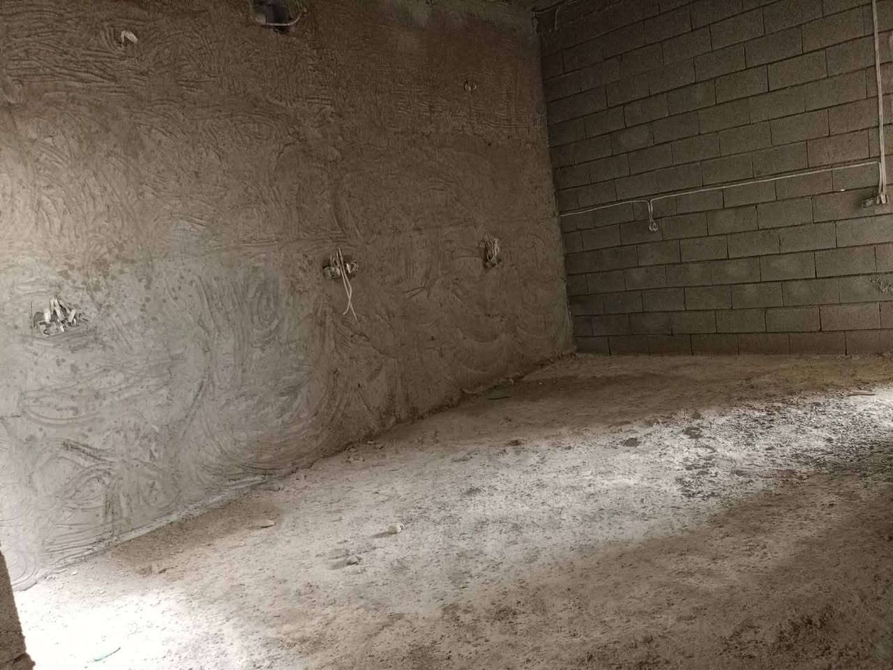 السلام عليكم 
بيت في الموصل القوسيات غرف العدد 2 واضافة صالة واستقبال وبيتونة
 مجاري كامل صحيات داخلي وخارجي حمام كندور اثنين مال غرف هول
كهربائية كامل 
ركن المساحة 127 متر مربع 
الخدمات واصل كامل ماء كهرب بيت كامل يعوز سقف ثانوي وسيراميك
كرت بلدية كامل بيت صافي 
شرط من كلشي 
سعر 35 مليون وبيها مجال للطيبين 
اتصلو على هذا الرقم 📞 ***********كورك 
*********** اسيا بي وتساب العنوان القوسيات   قرب مدرسة الصيني قريب على الشارع  ملاحضه البيت كلفني 45 مليون بس متوازي
