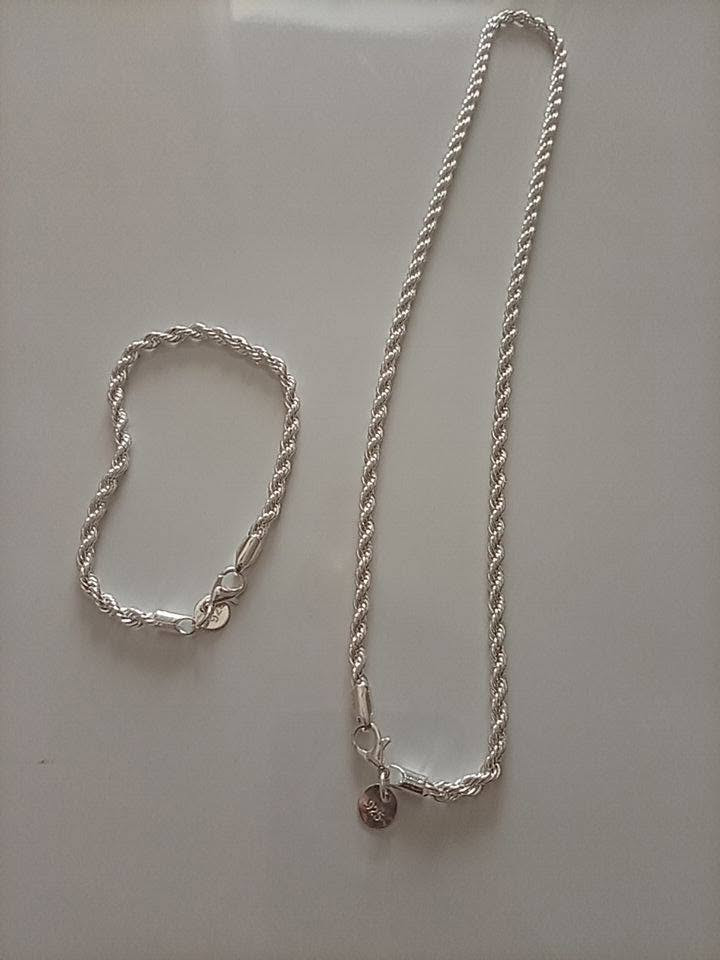 سوار وزنجيل فضه جديد غير مستخدم مختوم 925 وزن 25
متوفر توصيل


**إذا كنت صاحب هذا الإعلان وتريد حذفه لأي سبب، رجاءا أرسل رسالة إلى الدعم الفني**