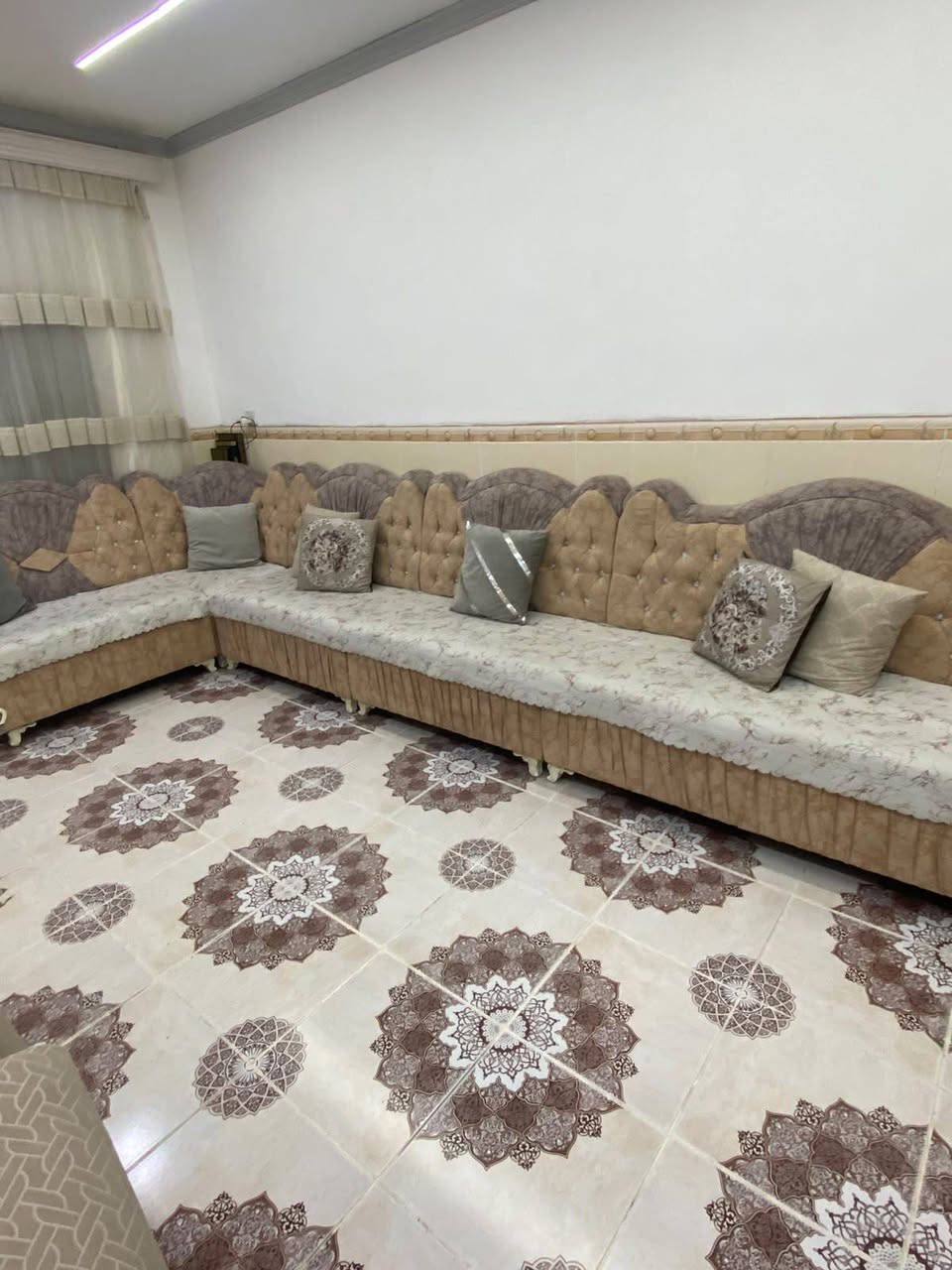 ديوان 5 أمتار ونصف كلش نظيف مستعمل قليل كلش ما بي عيب سعره 350 الف للتواصل ***********
