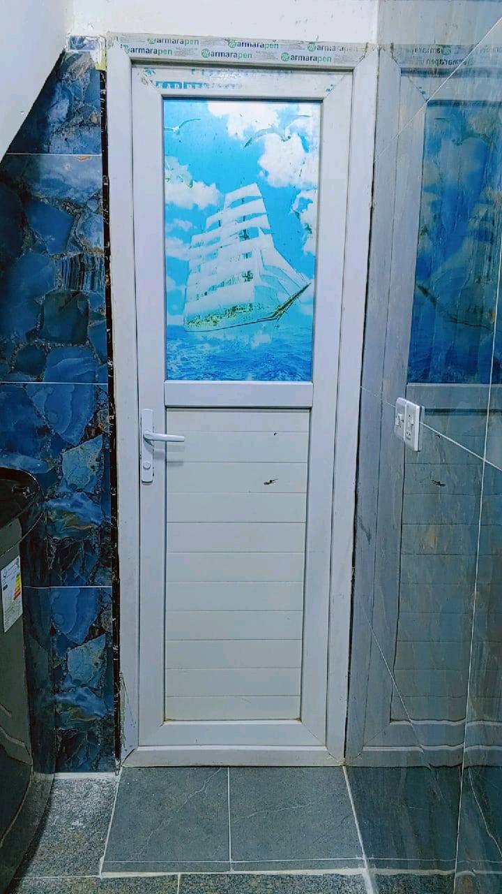 باب ( pvc ) (ارتفاع 210 عرض 70) جديد استعمال قليل فقط بي ضرر بسيط موضح بالصوره وهو فقط شكل ما مأثر على خلف الباب
الباب من الامام يحتوي على منظر منه وبي
والباب من الخلف يحتوي على مرايا بالاضافه للقفل
مكان بغداد الدوره
السعر ٧٠ وبي مجال للشراي