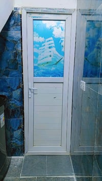 باب PVC • ٢١٠×٧٠ • مراية وقفل