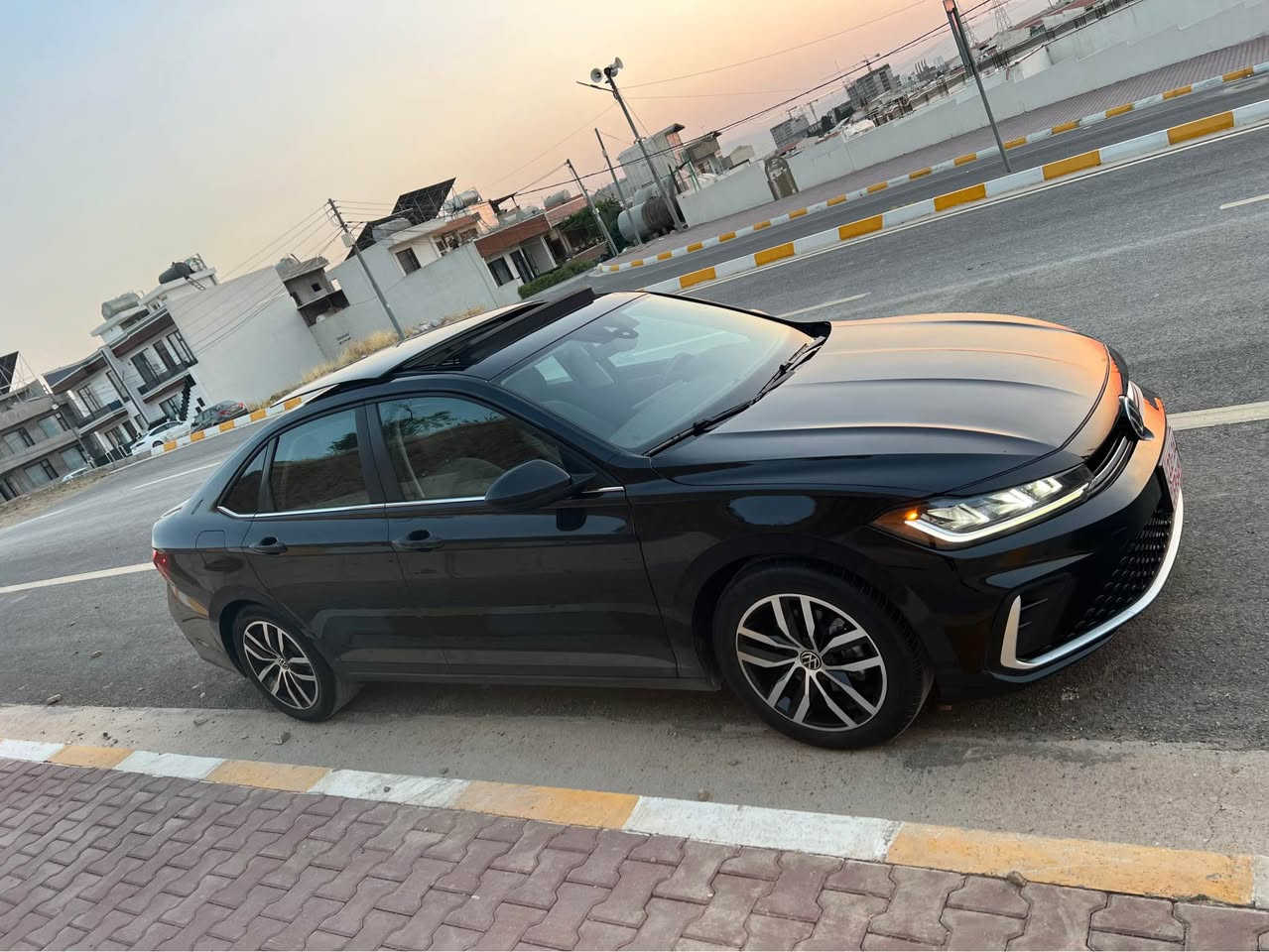 Volkswagen jetta 2025 SE +
تەنها 10,000 ڕۆشتوە  وەک سفر وایە 
پانۆراما
لایت پێش و دوا LED
ڕادار کروز کۆنترۆڵ  ڕاداری پێش و دواو لا تەنیشت 
کامێرا 
وایەرلێس چارج 
برێک بەسمە ئەوتۆ هۆڵد و ستار ستۆپ 
شەغال بەسمە  ( دوو بەسمەی خۆی لەگەڵە )
شاشەگەورە گێچ ئەلکترۆنی
تەبرید مەرکەزی و تەبرید لەمس
کوشن جلد وکارەبای و کوشن گەرم 
زۆر مواسەفاتی تر 

بۆنیتی بۆیاخە چەمەلەغی سەکنی لەسەر یەک پەڵە گۆڕاوەو بۆیاخ کراوە چەمەلەغە بیلادیەکەی ماوە و لەگەڵیەتی چاک ئەکرێتەوە پەڵەیەکی ئەبێت بە بۆیاخ   هیچ ناوگرتنی نیە شانسی شوختی نیە 
ئێرباگی شان و سوکان بیلادی بۆ داندراوەتەوە هەموو پارچەکانی لایت و دەعامی و ڕادێتەر هەمووی بیلادیە بە شەرتی هەموو فەحسێک بچوکترین نوقسانی نیە ماڵی دۆستە چاڵ و شوختی نیە

نرخی : 180$ معامەلە
*********** السليمانية, العراق
