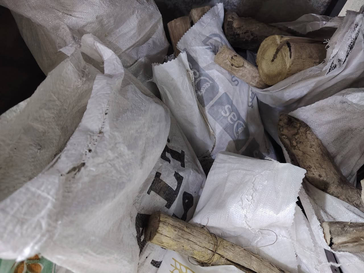 كونية ١٥ الف متروسه وكصه حلوة ونصيف كلشي ويابس
كونيه ب١٥ الف دينار مكان تكريت قادسية
***********

