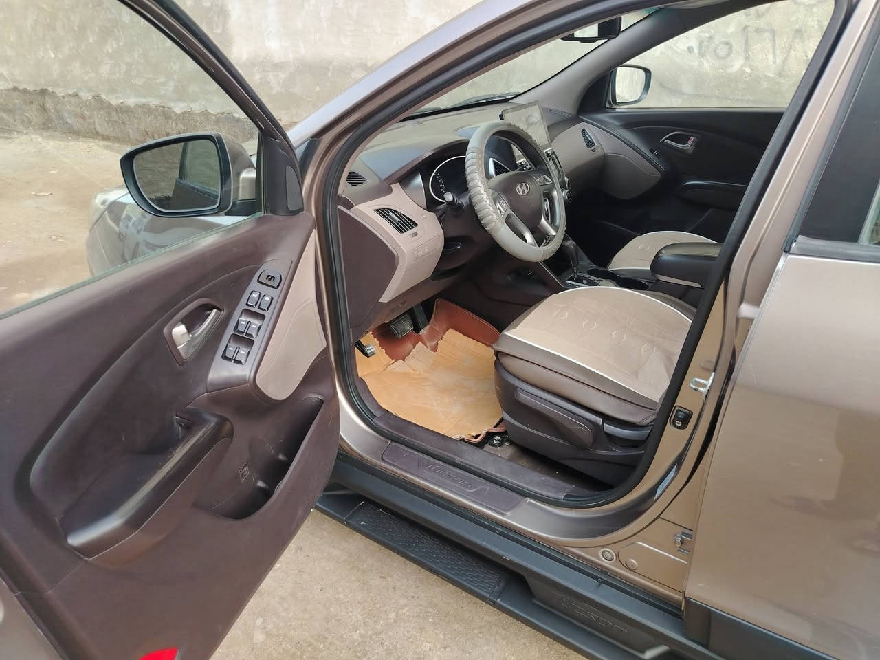 سلام عليكم توسان موديل ٢٠١٠ رقم بغداد تحويل مباشر السعر ١٢٧ وبي مجال *********** فول موصفات
