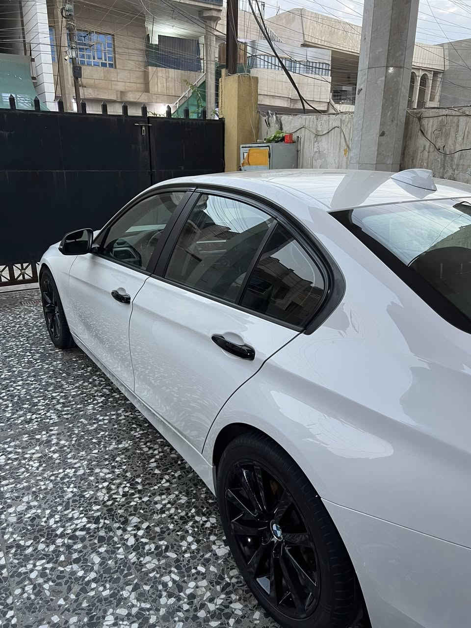 السلام عليكم
BMW F30 320i 
محرك N2  2000TP 
مكاني بغداد 
حادث 3 قطع 
جاملغ ونص بنيد مصبوغ 
باب مبدل نفس اللون 
سيارة كاملة عليها ادامة جديدة
صدر كامل دسكات جديدة 
محرك وگير 
نوزلات بلكات مجاول
شاشة حديثة 
ارضيات ربل 

بوليش وحمام جديد 

مواصفات معروفة 
رقم بي واتس اب 
***********

