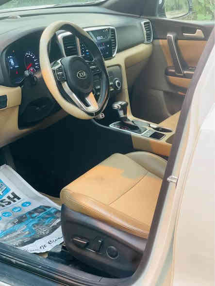 سبورتج 2020 خليجي 
ماشيه83 الف كم
كشنات 2 كهرباء جلد ومخمل حمصي
شاشة وكاميرا 
وحساس امامي وخلفي 
وتبريد خلفي
بدون صبغ فقط دعامية
بارد موضح بالسونار المرفق
السعر 193بيهه مجال بسيط
مكانه بغداد حي تونس
*********** بغداد
