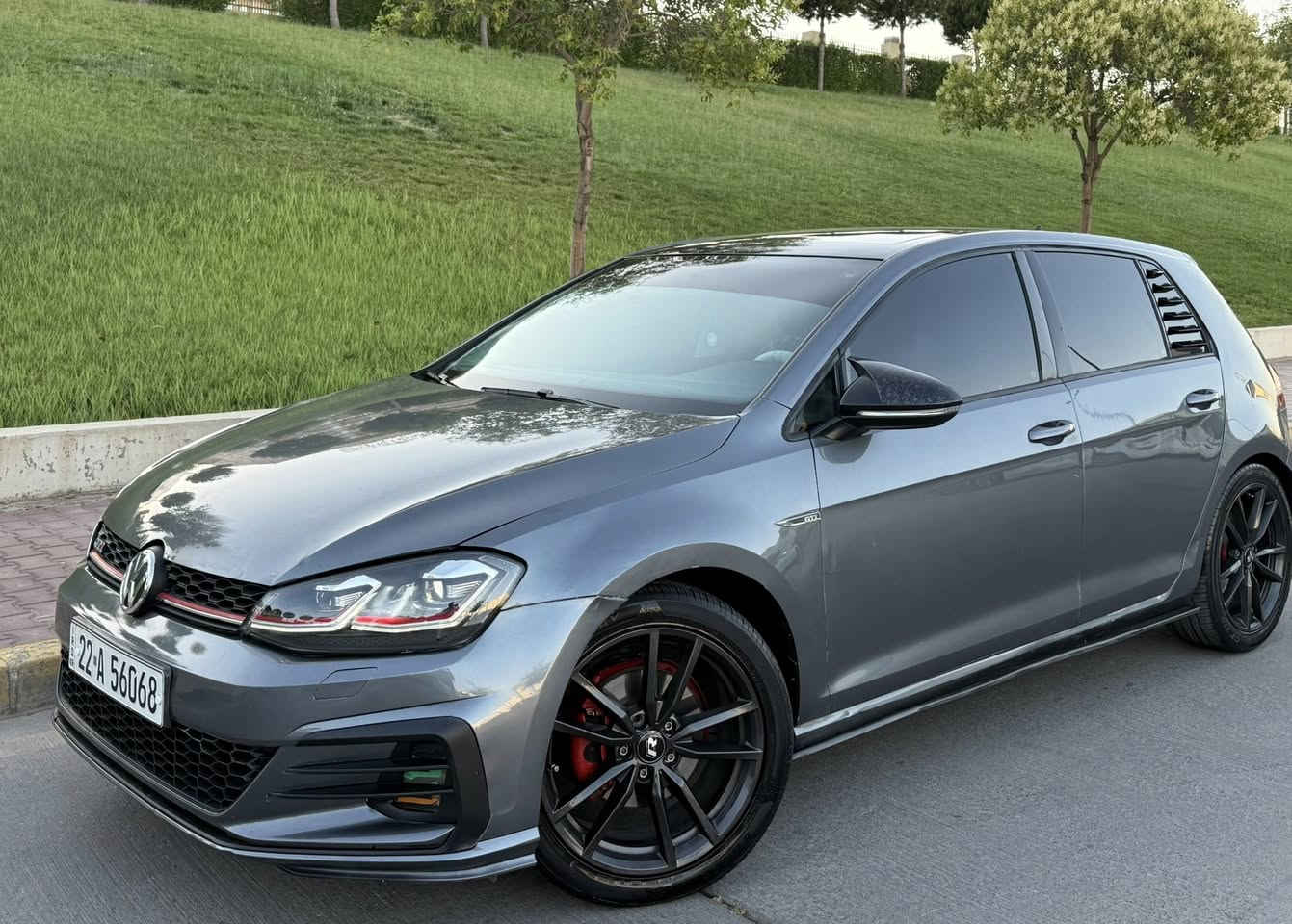 Golf  MK7.5    (106$)  ***********
گولف ٢٠١٦ فول مواصفات 
بانوراما / تحكمات / زنون/ كشن كهرباء / ٣ گير / بعد هواي مواصفات 
محرك ١.٨ مرغوب ✈️
سيارة جاهزة بدون اي نقص ✅
بيها قطعتين بدون ارباك بدونً دواخل ( بونيد + باب كلير امريكا) 
محركً گير كهربائي شرط  ماشية (١١٢) الف فقط ✅
صور سىونار موجود 
سنوية رقمً جديد (٢٠٢٩)✅
مكان سليمانية 
*********** ✅
