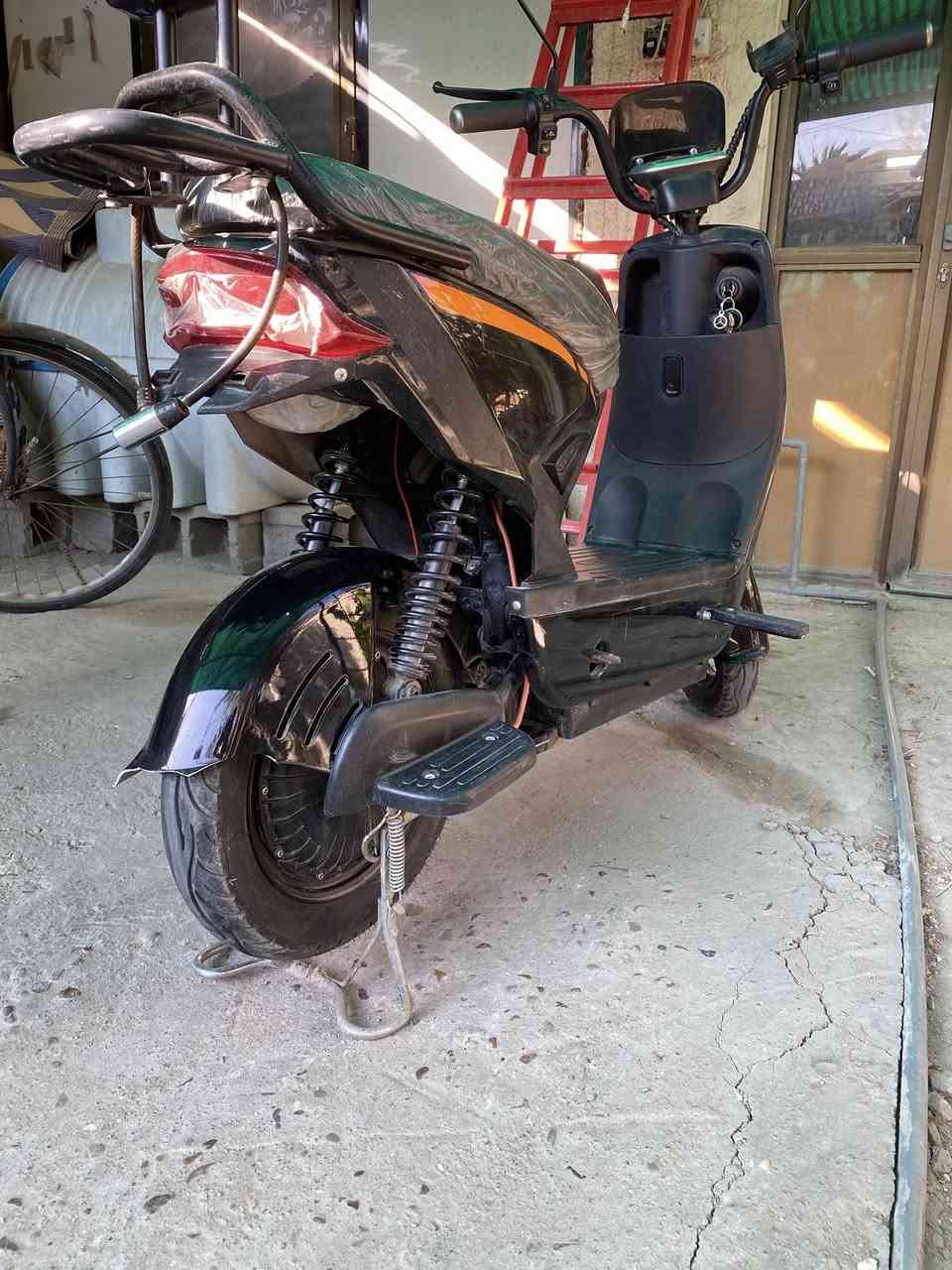 دراجه شحن للبيع :
خمس بطاريات حجم كبير وحده جديده واربعه مال شركه 
سرعتها 60 الحقيقي 48-46 
تشغيل عن بعد 
حجم الملف 800
تحمل الى وزن 150 كيلو
وصل الشراء موجود و بأسمي
دراجه بعدها جديده مابيها اي نقص وكلش نظيفه 
بيها فقط كسر صغير بالجاملغ الخلفي وميبين وموضح بالفديو
السعر 280 الف 
المكان : الحريه البستان 
للتواصل واتساب او هاتف : ***********
