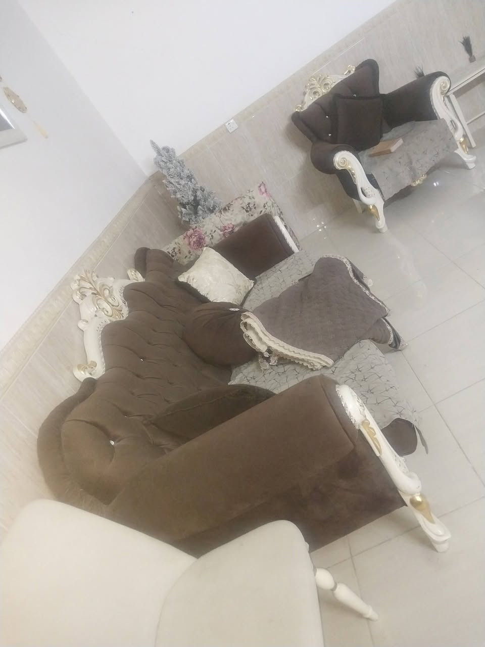 السلام وعليكم غراض للبيع نضيفات كلش وتساب ***********
