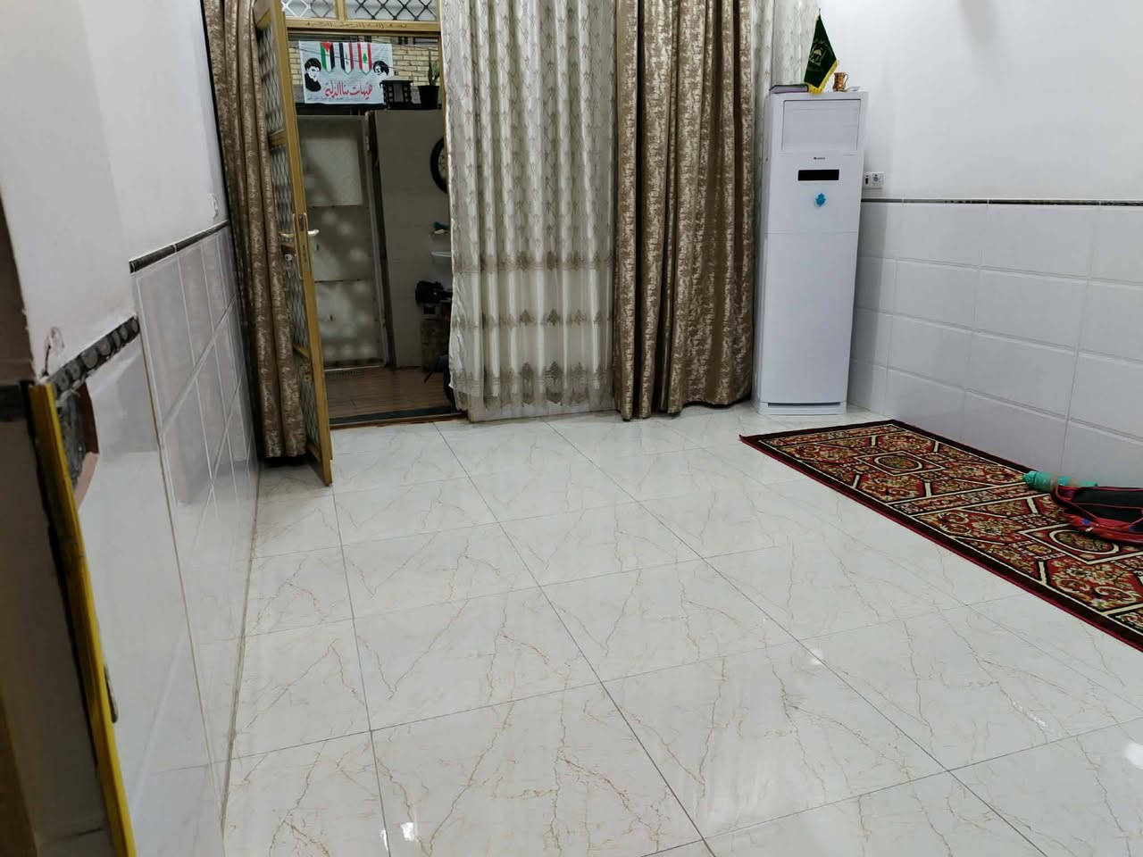 السلام عليكم
بيت للبيع مساحه 100 متر واجه 5 نزال 20 

بناء جديد ودرجه اولى 

3 طوابق 

الطابق الاول استقبال صاله غرفه نوم حمام ومطبخ حار 

الطابق الثاني غرفتين نوم حمام وصاله 

الطابق الثالث غرفه وحمام وصاله وصطح 

مكان البيت الأمين الثانيه قرب شبكه الكهرباء خلف مطعم الجوعان الفرع الاول 

تواصل عالرقم الشراي يتصل 

***********
