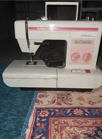 مكينة خياطة • نظيفه جدا • قليل الاستعمال