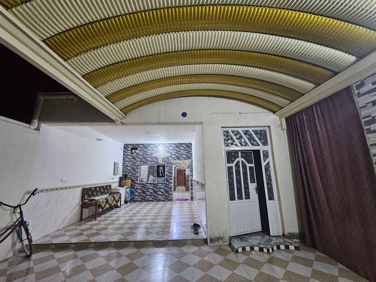 سلام عليكم  بيت زراعي لبيع  مساحه 180   بيه ستقبل صاله غرفتين  مطبخ  صحيات خارجيه بكان حي حسن فرع سكلات قرب بيت شيخ طالب  سعر خاص رقم هاتف ***********
