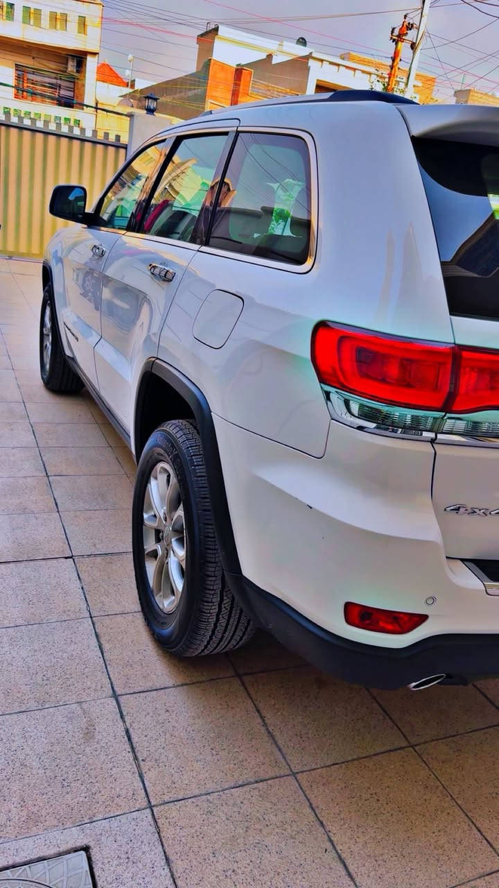 السلام عليكم 
جيب خليجيه 2014
السياره بيها صبغ قليل بحافه البنيد 
مواصفات السياره لمتد /جكات /بانوراما /كشن ذاكره /صندوق كهرباء /زراك لايت /
كشنات تدفأه /كشن كهرباء /ستيرن تدفأه/
السياره باسمي  رقم وهزه جديده 
السعر 230$
العنوان بغداد/حي الاطباء 
الهاتف ***********
