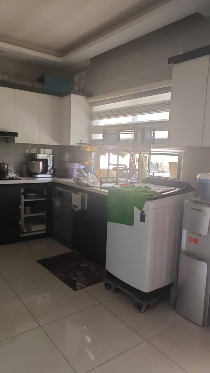 بيت 200 متر في مجمع غدير كربلاء بلوك 7 مقابل الحديقة بي اضافة بناء  وسقيفه بالطارمة ومطبخ كامل  للتواصل واتساب
***********
