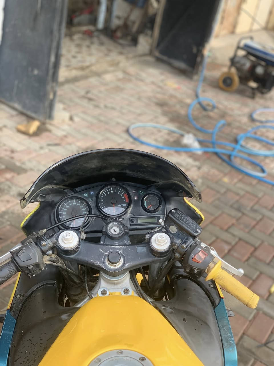 السلام عليكم بطحه أفوراي للبيع 
مكينه وكير شرط ما مفتوح 
شلعه معدل طيران فول كلشي ما يعوزها 
دهن مي راديتر كله جديد مبدل ادامه كامله 
مكاني صلاح الدين بيجي الي مو شراي لايتعبني
سعر 18ورقه وبيها مجال للشراي ***********
