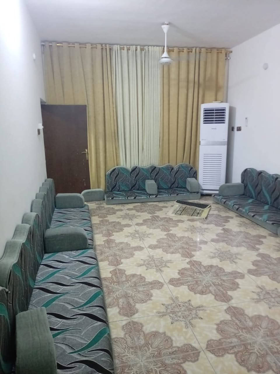 بسم الله.... السعر 78
بيت طابو صرف طابق واحد 200م المساحة
غرفتين نوم وديوانية وصالة ومطبخ وكراج سيارة وصحيات خارجية وداخلية وكراج بناءحجر
العنوان رمادي 6كيلو قرب المجمع الهندسي تواصل واتساب *********** ابو مصطفى

