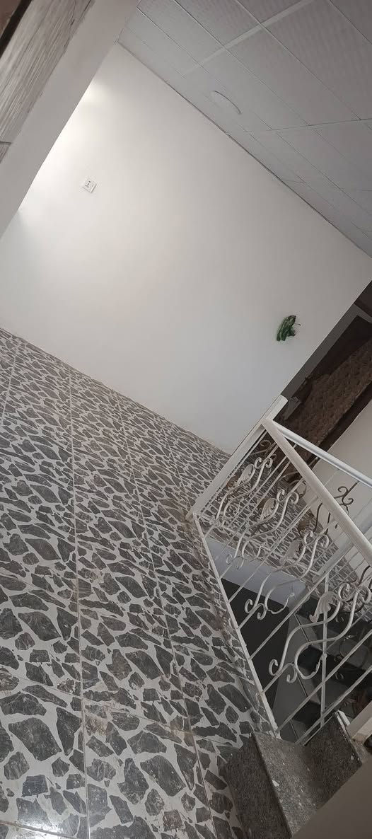 ⚜️دار لليجار مساحته 130متر مدخلين⚜️
⚜️الطابق الاول 
يحتوي على استقبال ومطبخ وغرفه نوم وصحيات وحولي
⚜️الطابق الثاني 
يحتوي على ثلاث غرف نوم وخدمات
👈العنوان 
الشعب شارع الصحه مقابيل جامع الرسول الاعظم

👈ايجاره500 

👈الاستفسار 

***********

***********

‏‪***********‬‏
