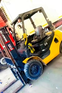 رافعه شوكيه موديل2012 2:5طن 3حركات  مكان رافعه بغداد اتصال07754355948