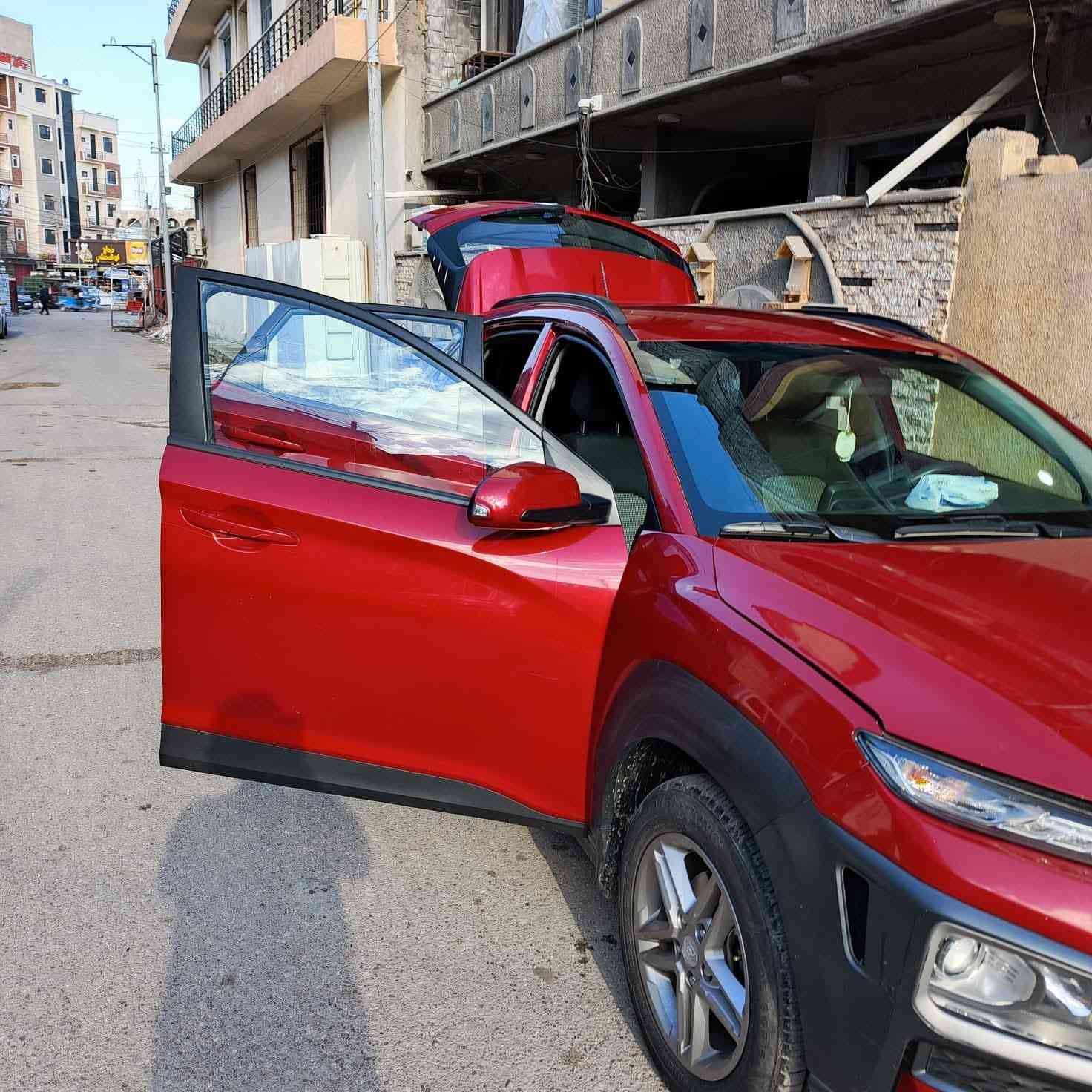 هونداي كونا ٢٠١٩ .مواصفات الكونا العاديه 
رقم بغداد باسمي اني مستوردهة على ايدي نظافه  سيارة بلادي حادثها فقط البنيد ومصلح نفسه هو ودعاميه بدون لغد بدون شاصي بدون ايرباك .على وضع الشركة فقط بلكات بدلت بيهة بالعراق مابيهة اي حادث ولله الحمد .عداد كيلو متر وليس مايل  لان وارد كندي المرغوب السيارة  مال جناي  محرك ٢٠٠٠دوتش . السعر ١٤٣$.التواصل عالرقم ***********
