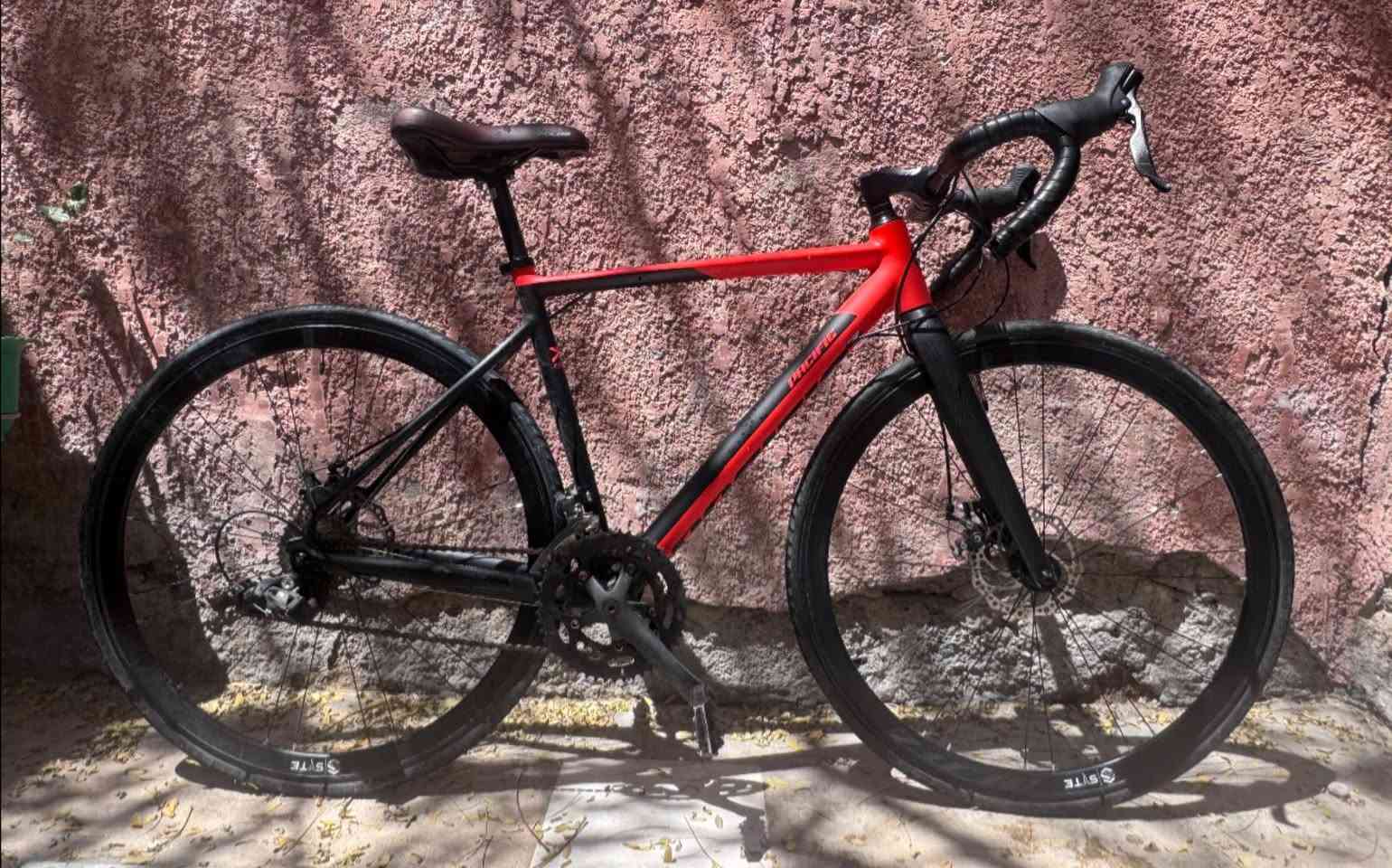 بايك للبيع 

    Road Bike / Fitness Bike
فريم: ألمنيوم الماشة الأمامية: كاربون كلش خفيف
بايك مخصص (للسرعة والسفر)
ستيرن مميز
تاير رفيع 
* بريكات دسك ميكانيك أمامي وخلفي
الاسلاك دفن 
* نظام سرعات خلفي 8 والأمامي 3 
اللون مميز وجديد بعده 
رايده ب325 مكاني الكرخ


**إذا كنت صاحب هذا الإعلان وتريد حذفه لأي سبب، رجاءا أرسل رسالة إلى الدعم الفني**