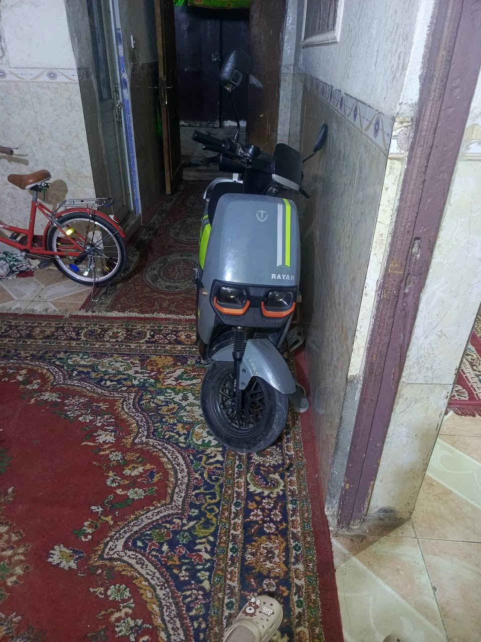 للبيع دراجة الريان RAYAN
‏
‏📍 وضعية  الشركة – نظافة وكالة 💯
‏
‏⚙️ المواصفات الفنية:
‏
‏⚡ محرك ملف 1200 واط – سرعة حقيقية 65 كم/ س
‏
‏🖐️ بصمة عدد 2 + تشغيل عن بُعد
‏
‏🔒 جهاز إنذار ضد السرقة
‏
‏🛑 بريك دسك + دهن ديلات هايدروليك ناعمة جداً
‏
‏🪶 قيادة ناعمة ورزينة جداً على الطريق
‏
‏💺 كشن سياحي واسع لشخصين + مساحة تخزين كبيرة تحت الكشن 
‏
‏💡 إشارات LED أمامية وجانبية 
‏
‏🔁 
‏
‏🔋 نظام TTFR لإعادة الشحن عند استخدام البريك
‏
‏✅  البطارية 5 مسطرة 
‏
‏❗️❗️❗️ملاحضه (((  الدراجة زيرو )))❗️❗️❗️
‏
‏📦 الحالة: جديدة بالكامل
‏
‏للاستفسار الاتصال/ ***********
‏  العنوان كربلاء حي العامل
