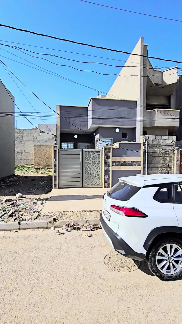 للبيع بيت 100م طابق واحد واجهة 5م العمق 20م الموصل أيسر حي السماح السياسين مقابل المدرسة الكويتيه السابعة ع شارع ١٥م اتجاه شروق بناء حديث زيرو تسليم فوري بسم الشرعي مباشر سند ملك صرف طابو الزهور سكني 
مجهز بنظام دكتات وجبس بورد 
يتكون الدار من كراج ومطبخ واستقبال وهول وصحيات وغرفة نوم وبيتونه موقع ممتاز مقابل البيت حديقة رصيف 5 أمتار
السعر 85 مليون 
مكتب بركة الضياء للعقارات 
اوقات الاتصال من ١ظهر حتى ٦مساءا 
***********
***********
الموصل أيسر حي السماح
