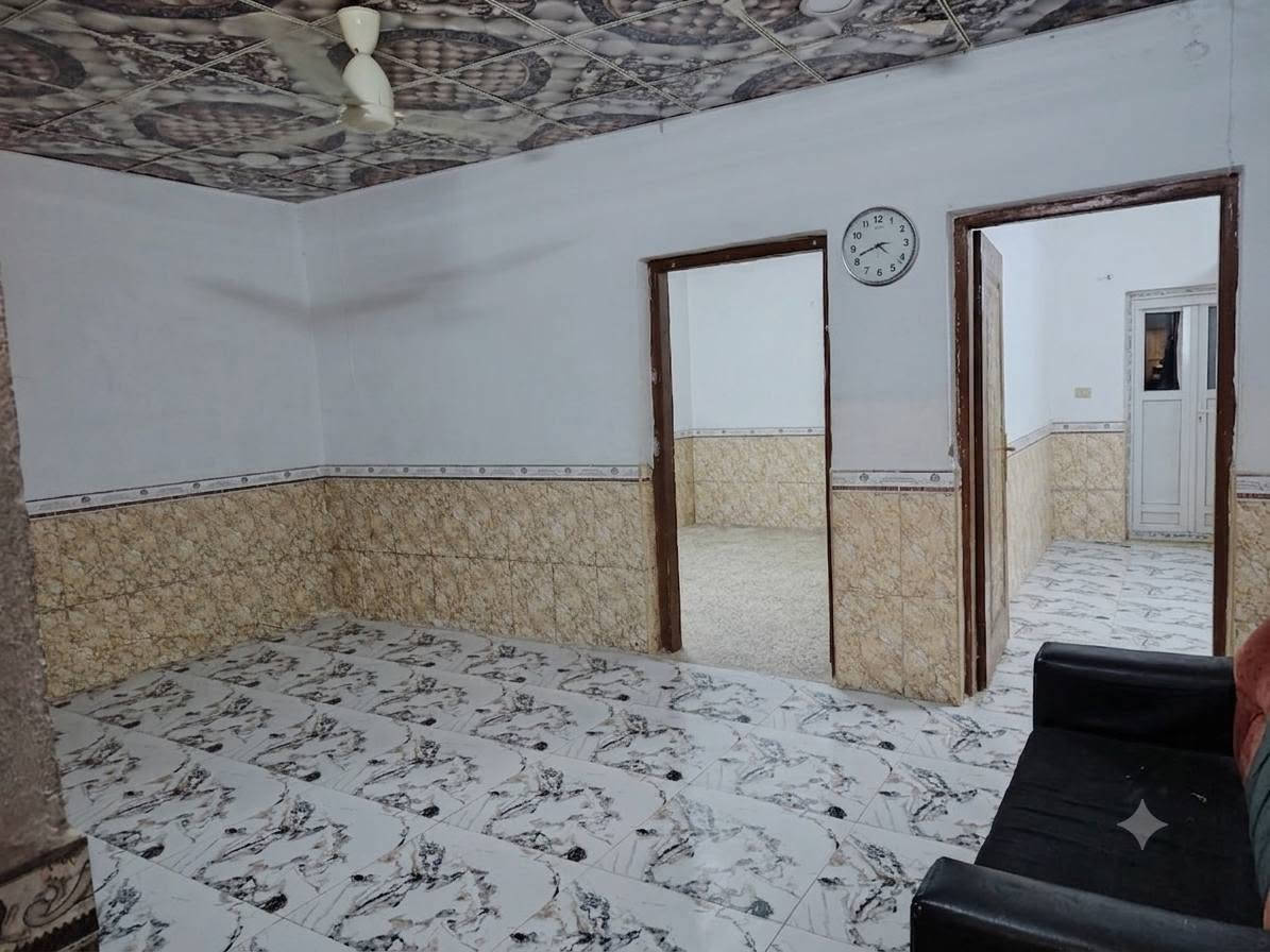 🏡 للبيع – بيت في حي القدس

📍 الموقع: حي القدس، مقابل الأنصار، جهة المستوصف، على الساحة.

🔹 المساحة: 150 م²
🔹 البناء: طابق ونصف، بناء طابوق شيلمان (البناء قديم).

مواصفات البيت:

- 3 غرف نوم.
- صالة.
- مطبخ حار + مطبخ بارد.
- تخاريج.
- عدد (2) مكشوفة.

ويحتوي أيضاً على مشتمل مستقل يضم:

- غرفة.
- مطبخ.
- تخاريج.
- مكشوفة.

💰 السعر: 180 مليون دينار، وقابل للتفاوض.

للاستفسار  يرجى التواصل على الخاص أو الاتصال ع الرقم ***********
