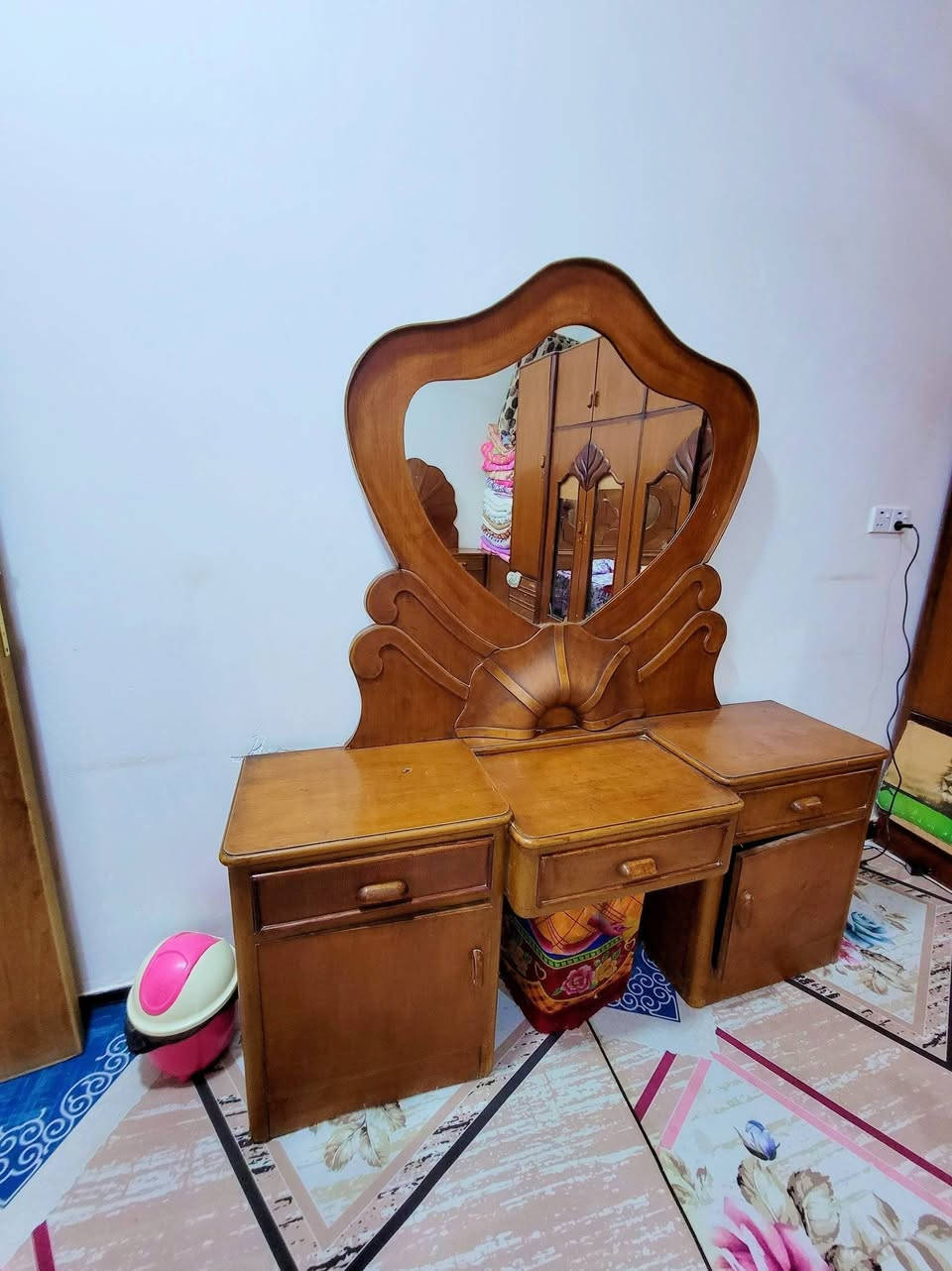 غرفه تسكام شغل عراقي درجه اولى كامله سعرها ٥٥٠ الف وبيها مجال قليل مكاني حله حي الامام 
***********
