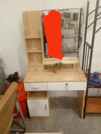 ميز ومراية • متاح • غرفة نوم