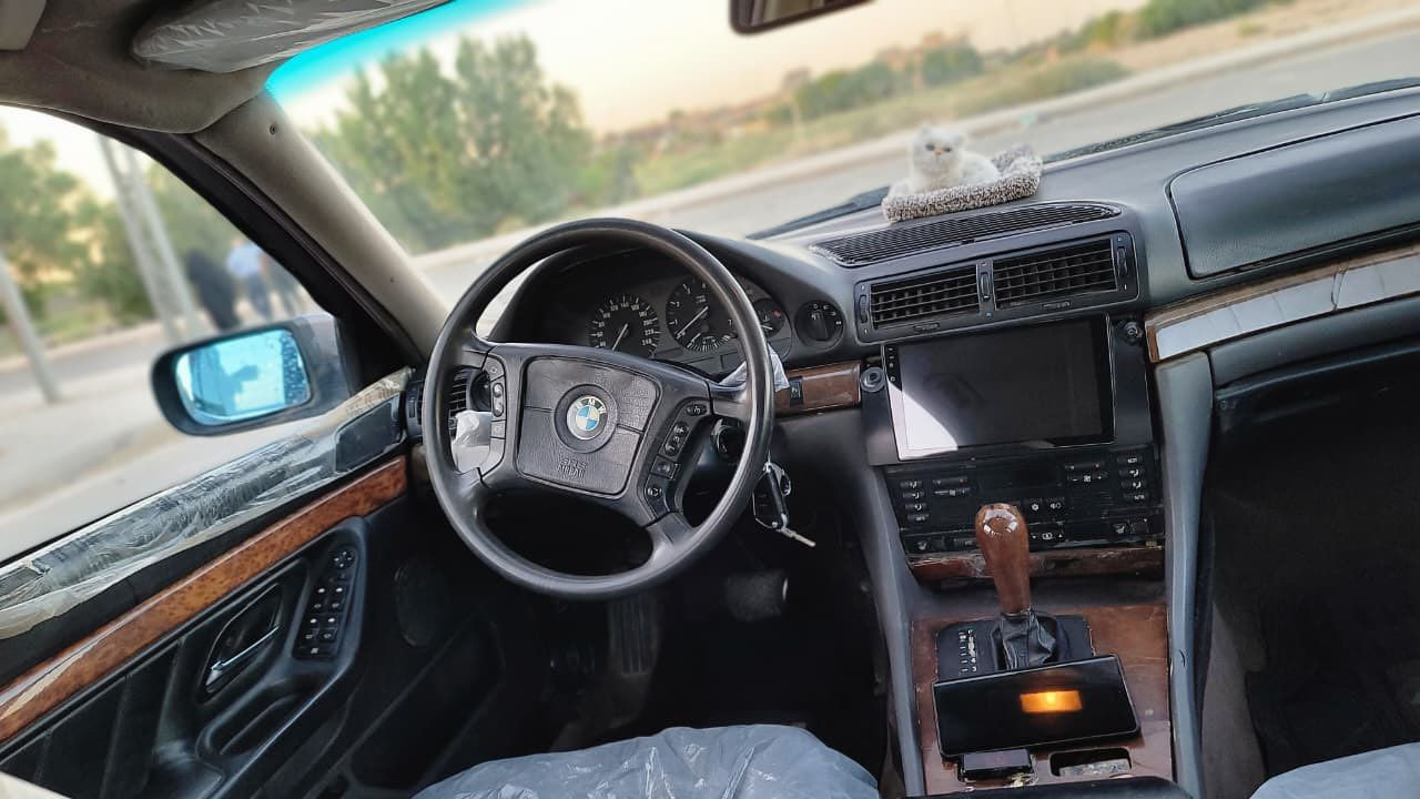 بي ام دبليو خفاش موديل 1995 حجم السيارة 740 السيارة بدون حادث گير ومحرك مكفولات
السعر 60 وبيها مجال 

***********
