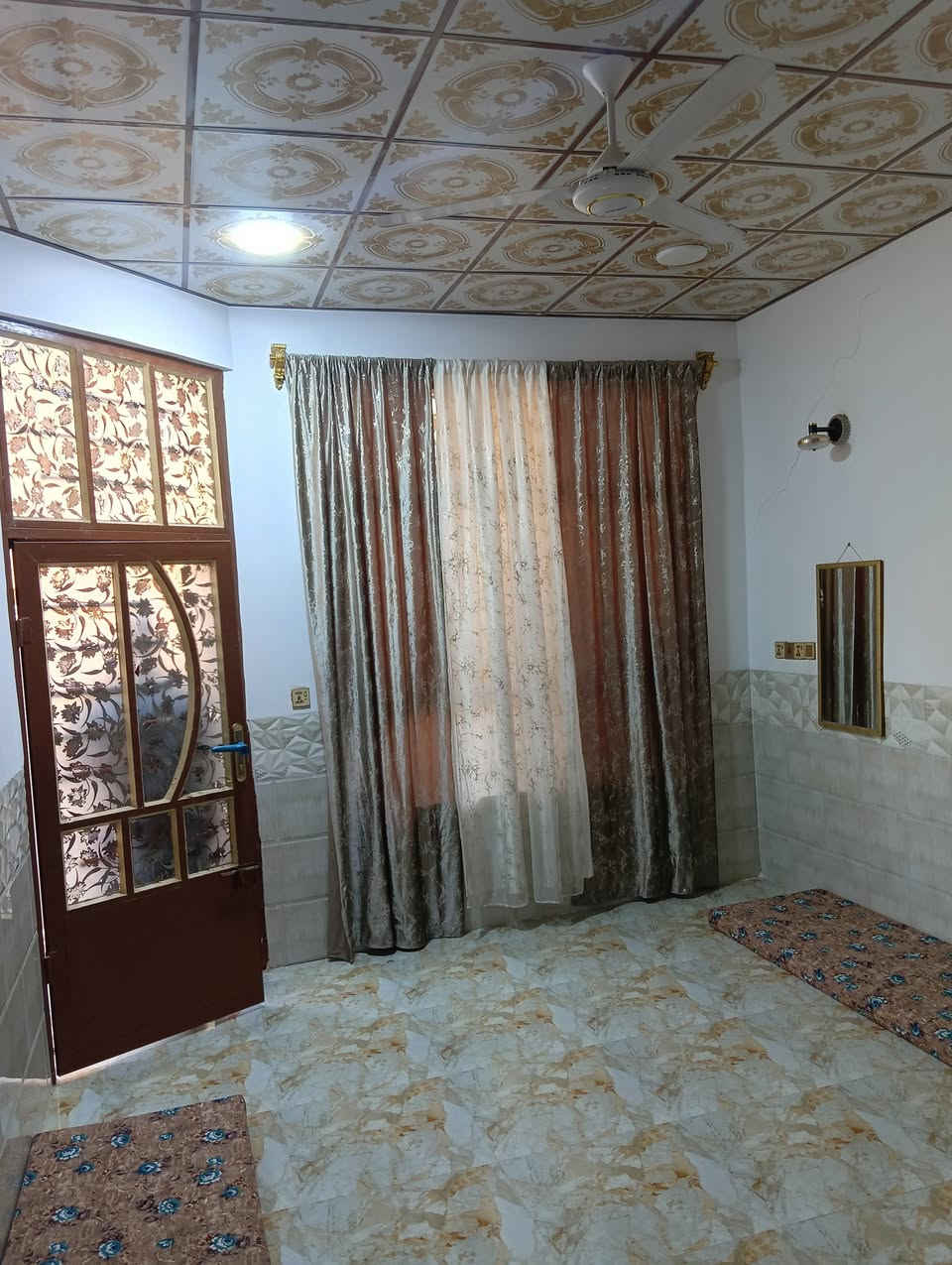 السلام عليكم
بيت للبيع طابو سند 25زراعي  مساحته 108متر مفول خير من الله 
يتكون من استقبال 5*4 مطبخ 3.5*2.40 صاله4*6
غرفه5*4حمام منور بيتونه ودرج كامل بيت كامل سيارميك درجه اولى مفول 
بعقوبه المفرك  العثمانيه حجي ناصر شارع ابو جعفر 

الاتصال على هذا الرقم ومتوفر واتساب 
***********
