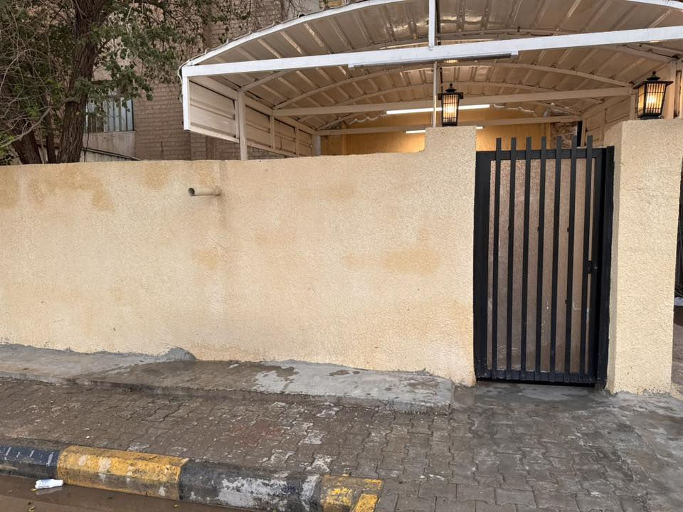 السلام عليكم شقه ارضيه للبيع

مقابل مجسر المتنبي ومقابل حديقة الام والجامع الكبير عالشارع العام موقع ممتاز 

مساحتها١٠٠م 

غرفتين وصاله ومطبخ وصحيات ٢ وحدايق ٢ 

بعد عن الهوره ١٠دقايق مشي 

والزهراء كذلك والكفاءات يعني بالوسط 

اي تفاصيل الاتصال على رقم صاحب الشقه 

***********
