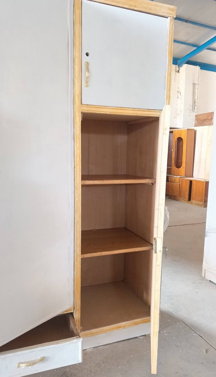 السلام عليكم كناتير للبيع نضافه 100% صاج حطاطه شغل عراقي نضافه فول شراي يتصل ومتوفر توصيل ***********
