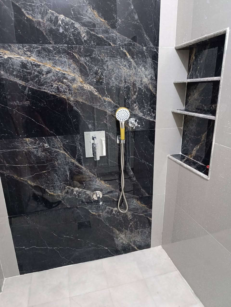 بسم الله الرحمن الرحيم 
خلفه سيراميك 🏩مستعدون لعمل كافه انواع السيراميك👍بورسلين 120 ×60
👷‍♂️ جداري وارضي  حسب طلب ابو البيت ماده اسمنت👇شغل درجه اوله شغل ع #اليزر وگبان  قطع السيراميك في #القاطعه   🔨 وتدالل 🌹الشغل داخل #الناصريه فقط📞رقم***********  متوفر واتساب 👉 الله يرزق الجميع يارب بحق محمد وال محمد 🤲
