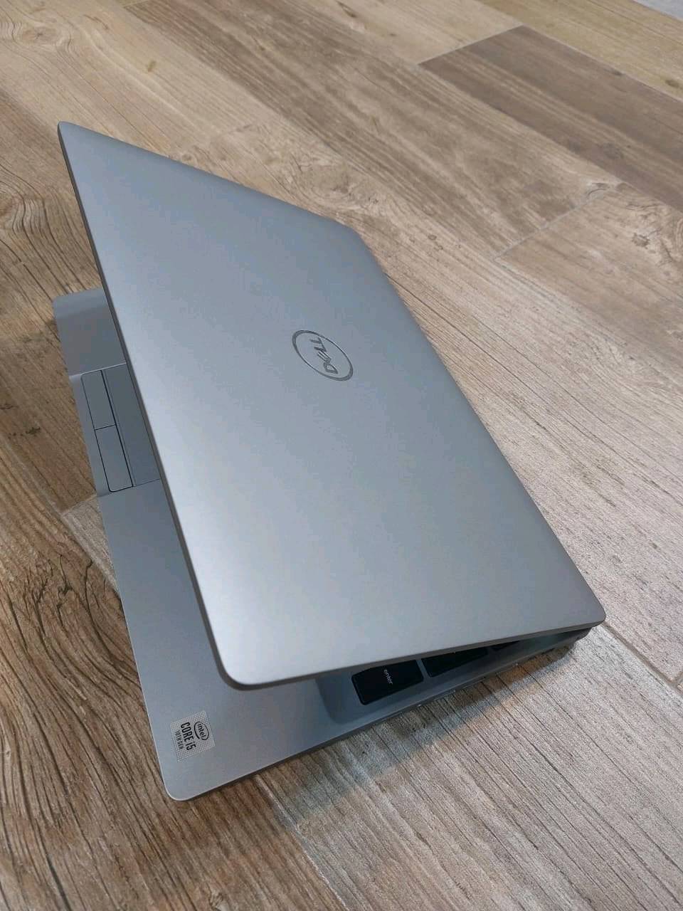 Dell 5511 Ci5-10400H الجيل العاشر 
معالج قوي حرف H مع كارت شاشة منفصل نفيديا 2GB 
.
 مناسب للدراسة والبرامج المكتبية والطباعة والتصفح والبرامج الهندسية 
……………………
المعالج  Core i5 جيل العاشر حرف H
ذاكرة الوصول العشوائي (الرام) 16GB 
 التخزين( الهارد) SSD 256GB قابل للتطوير
كارت شاشة منفصل نفيديا 2GB mx250
 مقاس شاشة  15.6 دقة الشاشة  FHD
َ منفذ HDMI & TYPE C 
 كيبورد  عربي انكليزي ضوئي 
…………………………………
ما هو الموديل المحدد للجهاز؟: 
Dell 5511 Ci5-10400H الجيل العاشر 
معالج قوي حرف H مع كارت شاشة منفصل نفيديا 2GB 
.
 مناسب للدراسة والبرامج المكتبية والطباعة والتصفح والبرامج الهندسية 
……………………
المعالج  Core i5 جيل العاشر حرف H
ذاكرة الوصول العشوائي (الرام) 16GB 
 التخزين( الهارد) SSD 256GB قابل للتطوير
كارت شاشة منفصل نفيديا 2GB mx250
 مقاس شاشة  15.6 دقة الشاشة  FHD
َ منفذ HDMI & TYPE C 
 كيبورد  عربي انكليزي ضوئي 
…………………………………
ما هي سعة التخزين والرام الموجودة في الجهاز؟: 
256
أين يقع مكان البيع؟: 
واسط كوت
ما هو السعر المطلوب للجهاز؟: 
500 الف