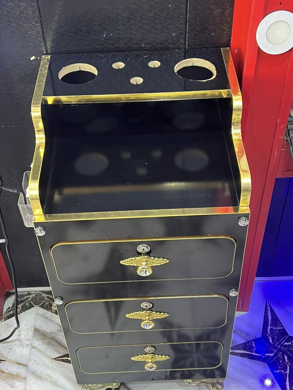 السلام عليكم متوفر ميز ملكي ومكينه FG الميز نضيف وجديد مستخدم كلش قليل والمكينه مستخدمه كلش قليل سعر الميز 80 والمكينه 35 وبيها مجال لطيبين رقم الهاتف ***********
