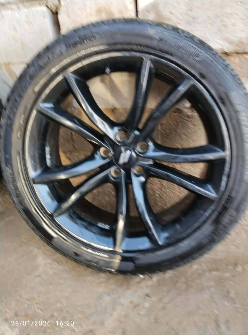 السلام عليكم للبيع تخم وياله حجم 20 وحجم 18جاهزه بدون عواج وبدون تصليح تايرات نظافه 90با100 حتى حساساتهن وياهن للبيع فقط‏‪***********‬‏
