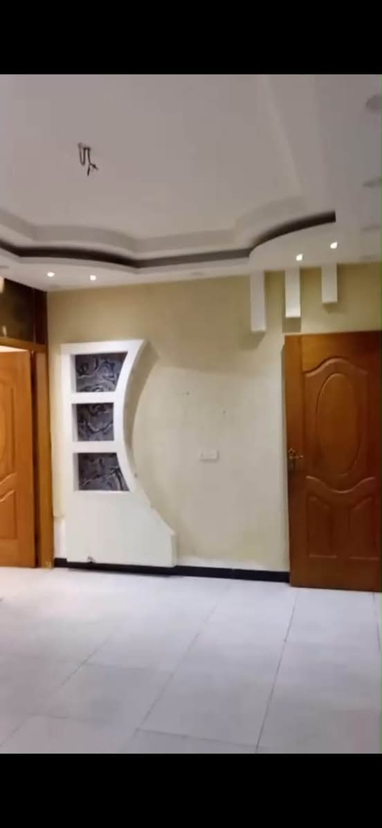 مشتمل طابق ثاني للأيجار في منطقة الشعب قرب مدرسة عدن يحتوي على غرفة نوم ومطبخ وصالة للأستفسار ***********
